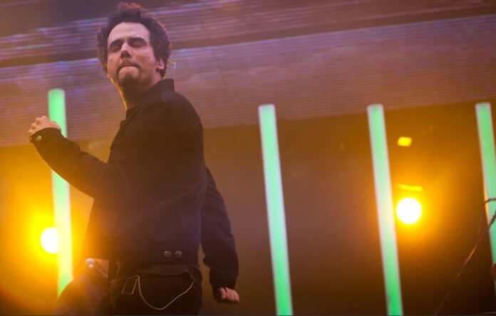 o-delirio-coletivo-de-quando-wagner-moura-virou-vocalista-do-legiao-urbana-por-duas-noites