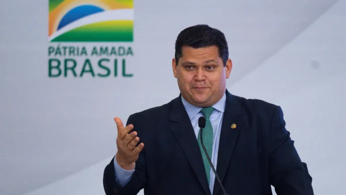 alcolumbre-diz-que-se-lula-quer-falar-com-ele,-deve-procura-lo