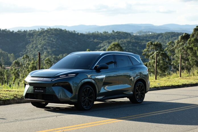 byd-atto-8:-quais-os-pontos-fortes-e-fracos-do-suv-hibrido-mais-caro-da-marca;-veja-o-teste