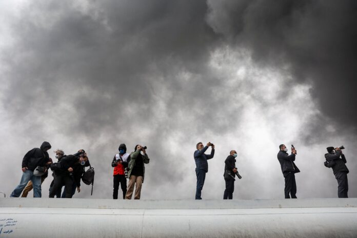 ‘dia-vira-noite’-em-teera-apos-ataques-de-israel;-ira-alerta-moradores-para-risco-de-chuva-acida